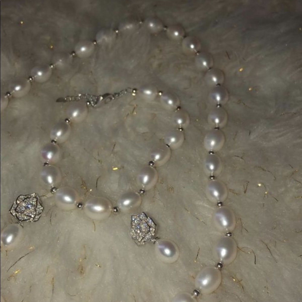 Set earnings a bracelet a necklace with pearls